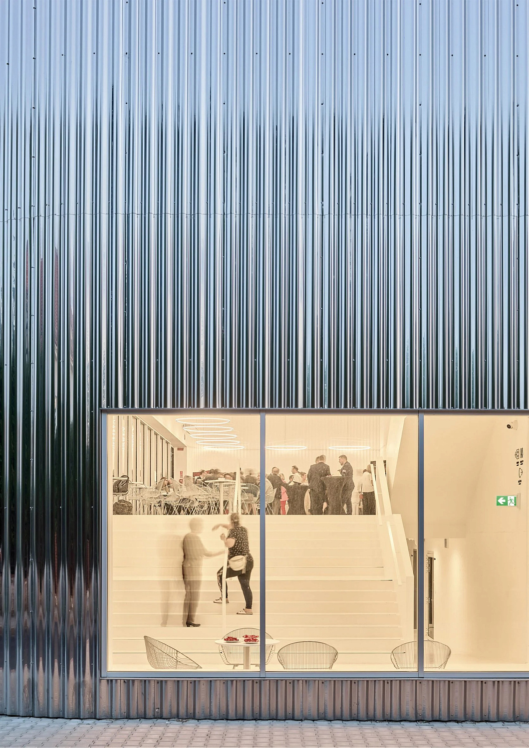 SLAS Architekci окутывает польский концертный зал зеркальным стальным фасадом