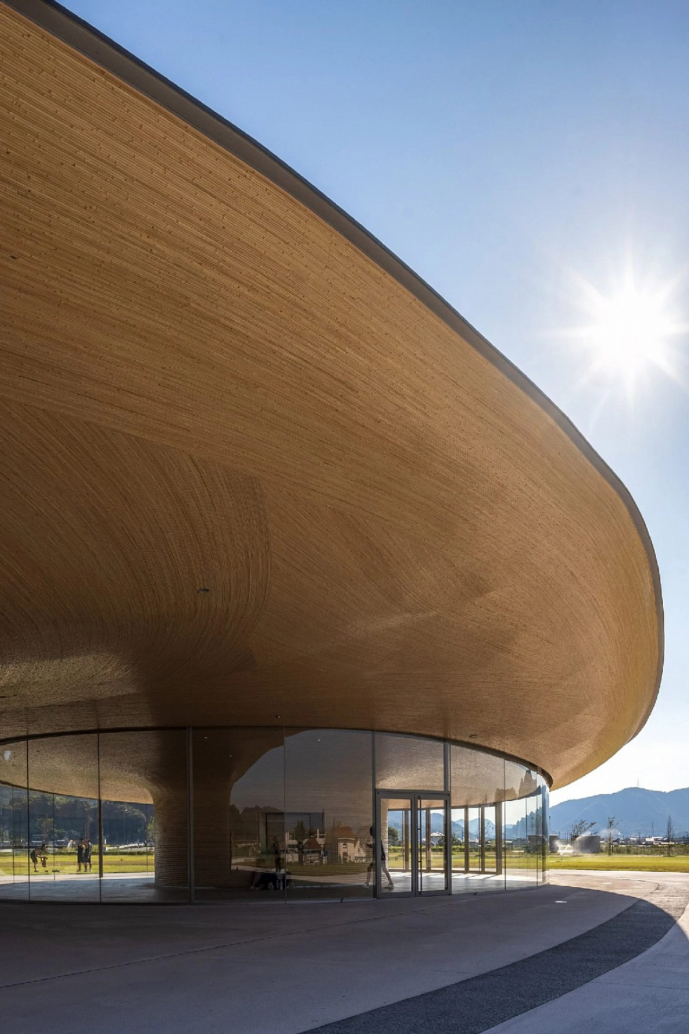 Kengo Kuma увенчал скульптурный общественный центр крышей из бамбука