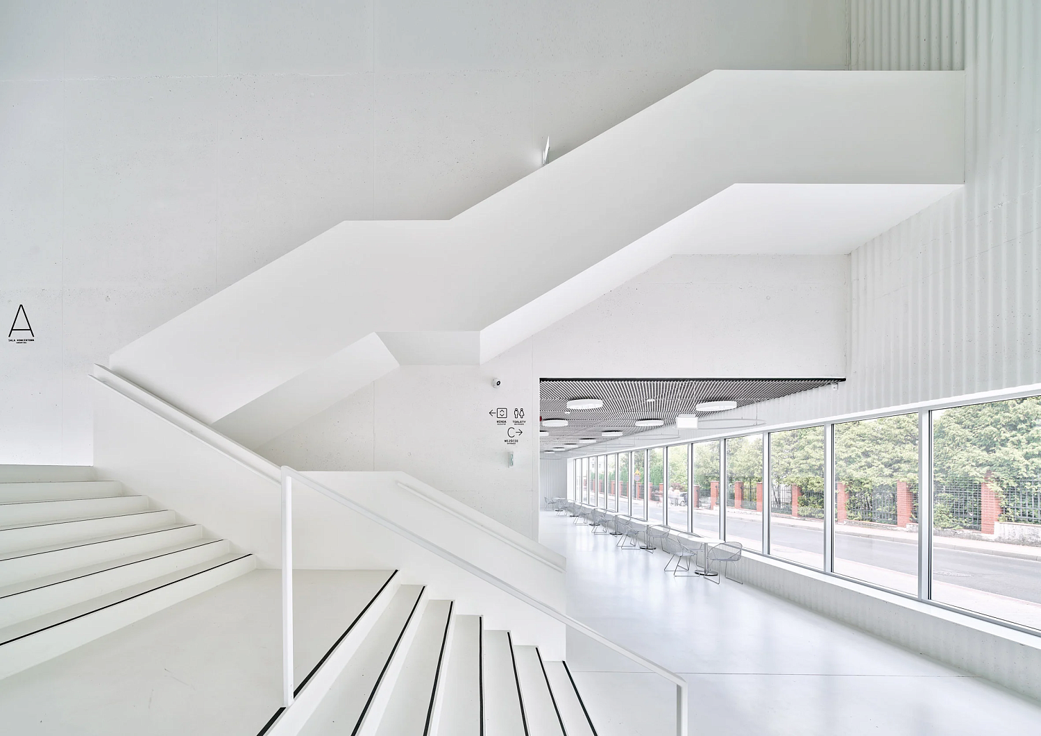SLAS Architekci окутывает польский концертный зал зеркальным стальным фасадом