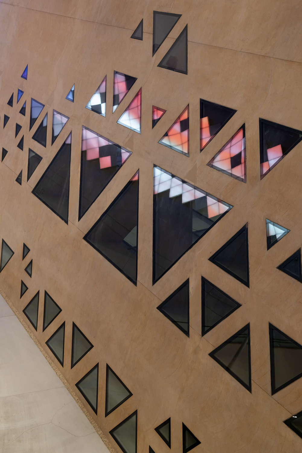 Зеркальная чаша, отражающая небо и землю: новая станция метро в Эр-Рияде от Snøhetta