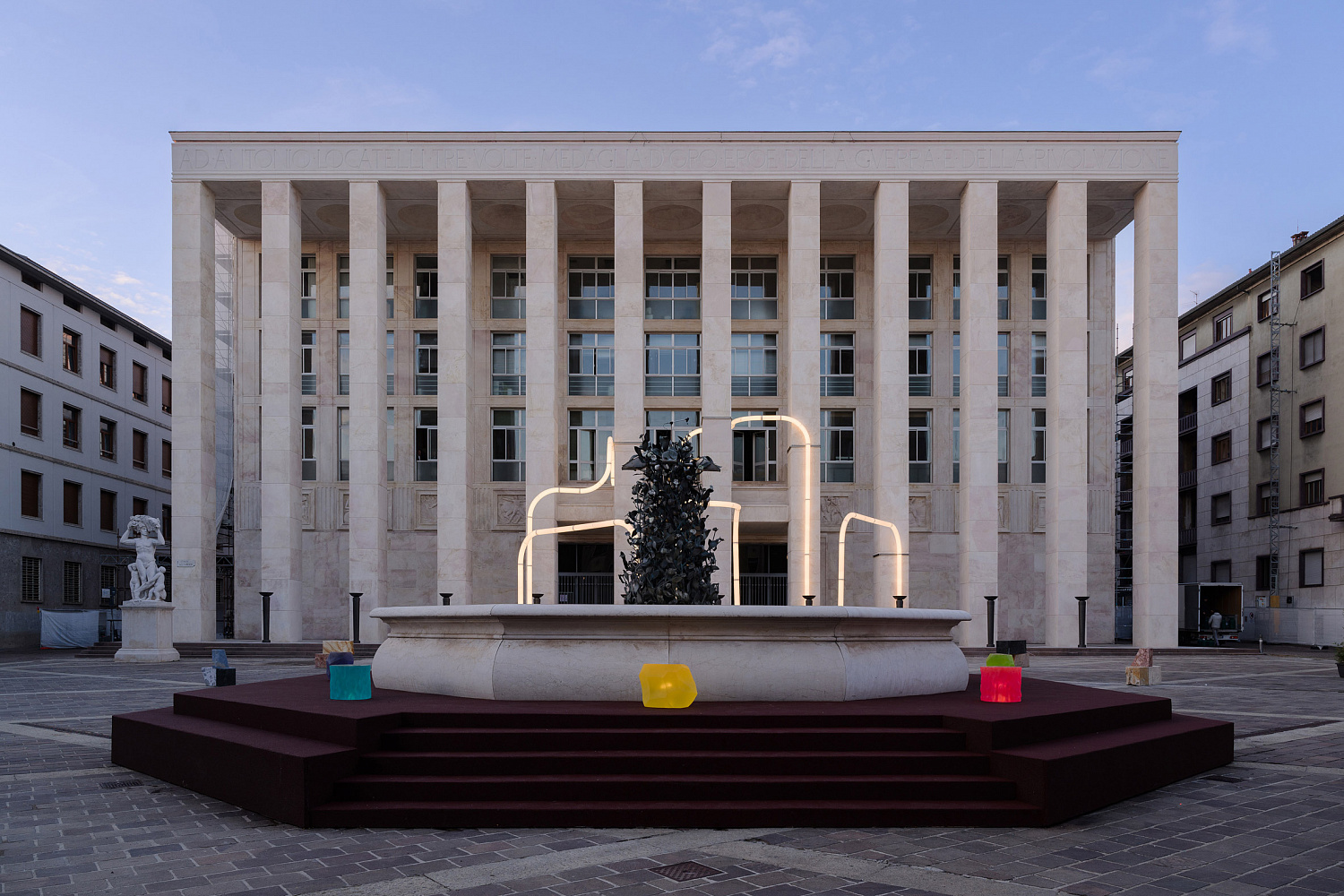 Компания Objects of Common Interest installs установила змееподобное  освещение на площади Бергамо