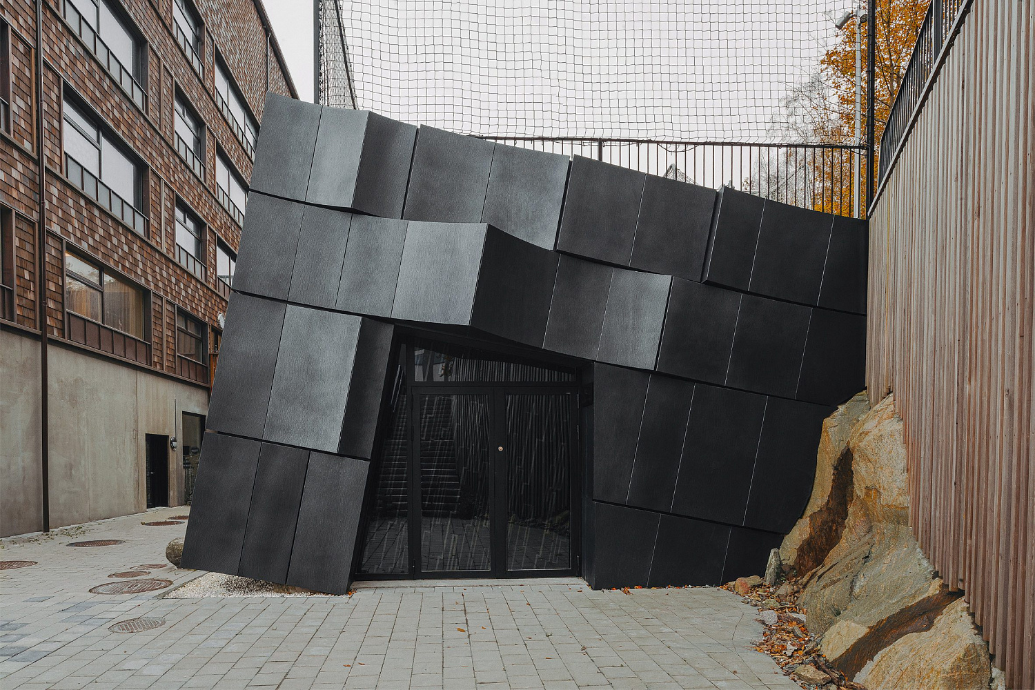 Архитектурное бюро Erdegard Arkitekter создало вход в пещеру в Гётеборге
