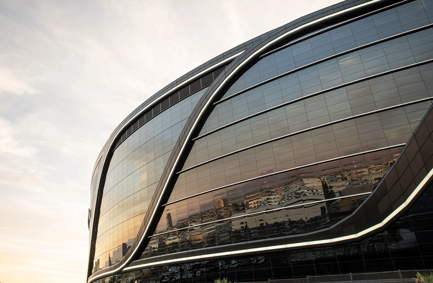 Manica Architecture спроектировали чёрный, гладкий, вдохновлённый спортивными автомобилями стадион Суперкубка НФЛ