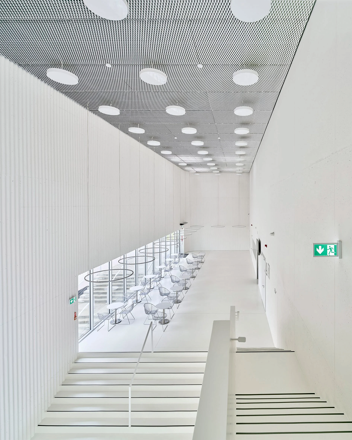 SLAS Architekci окутывает польский концертный зал зеркальным стальным фасадом