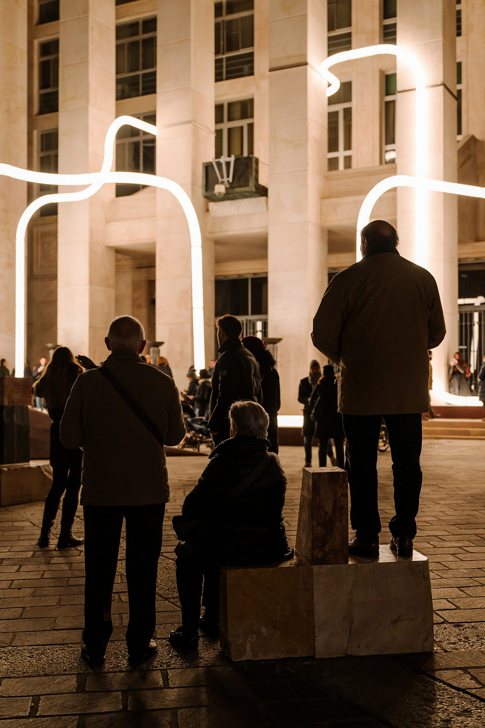 Компания Objects of Common Interest installs установила змееподобное  освещение на площади Бергамо