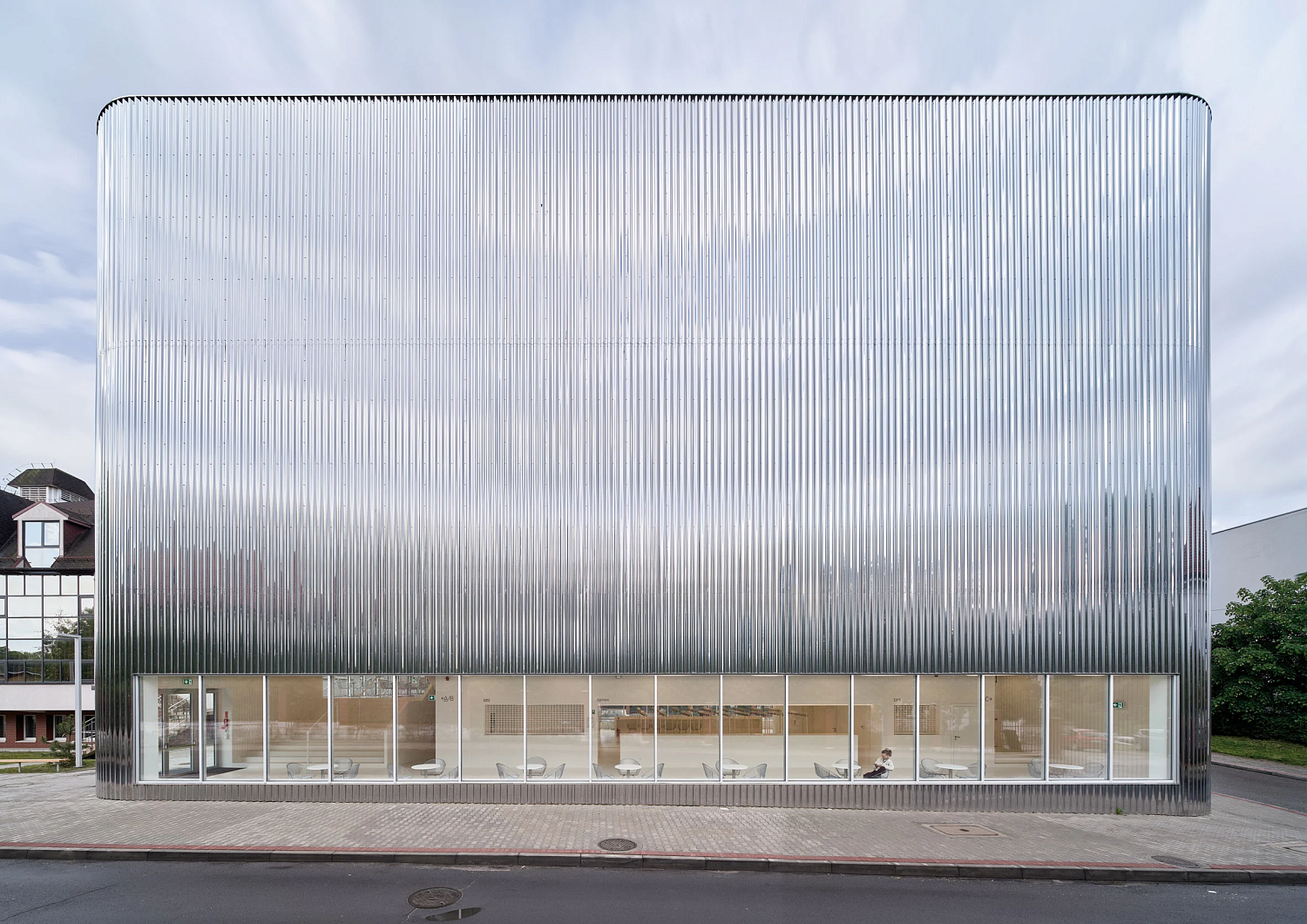 SLAS Architekci окутывает польский концертный зал зеркальным стальным фасадом