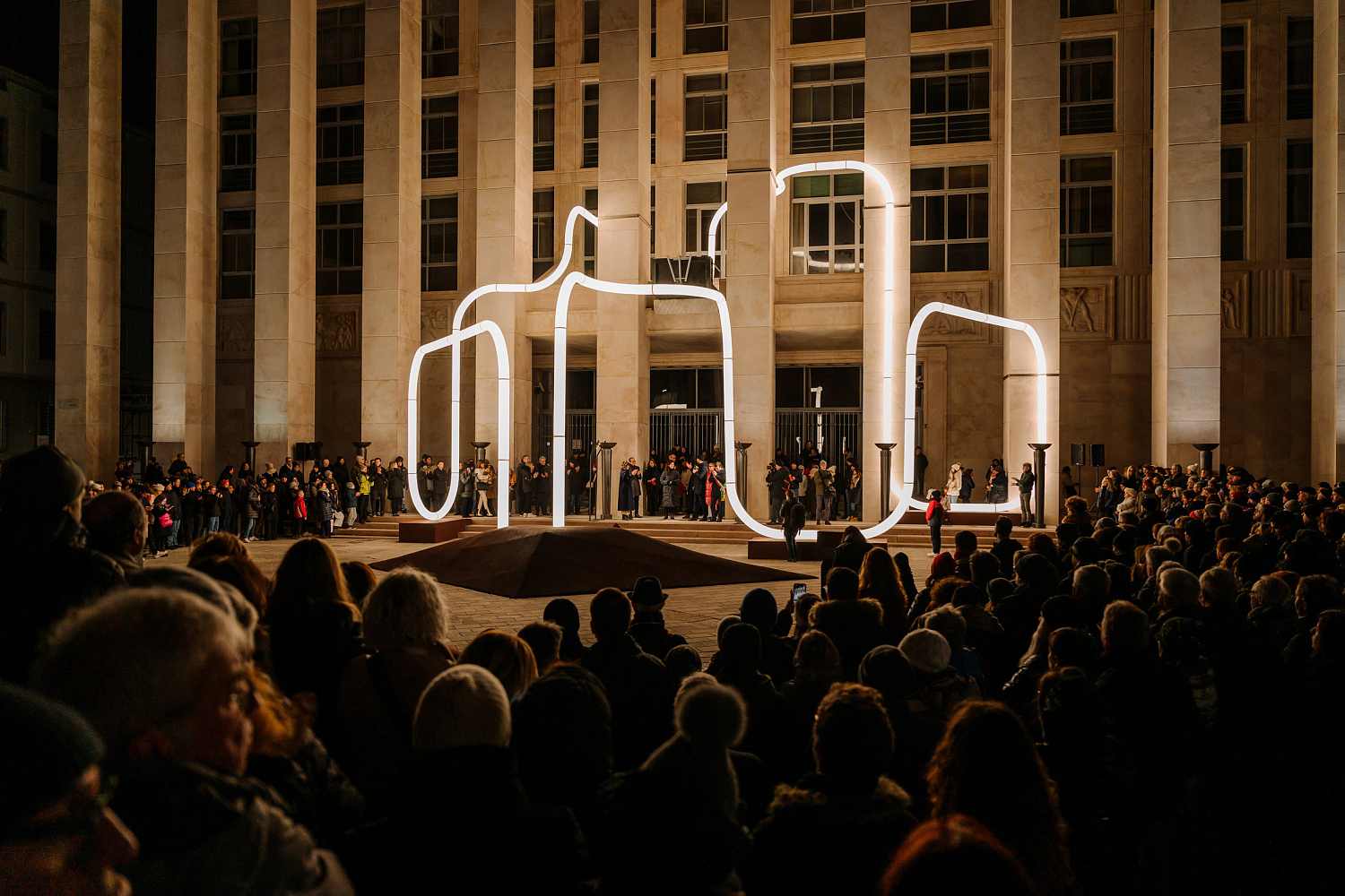 Компания Objects of Common Interest installs установила змееподобное  освещение на площади Бергамо