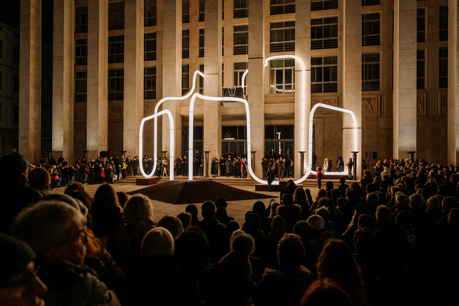 Компания Objects of Common Interest installs установила змееподобное  освещение на площади Бергамо