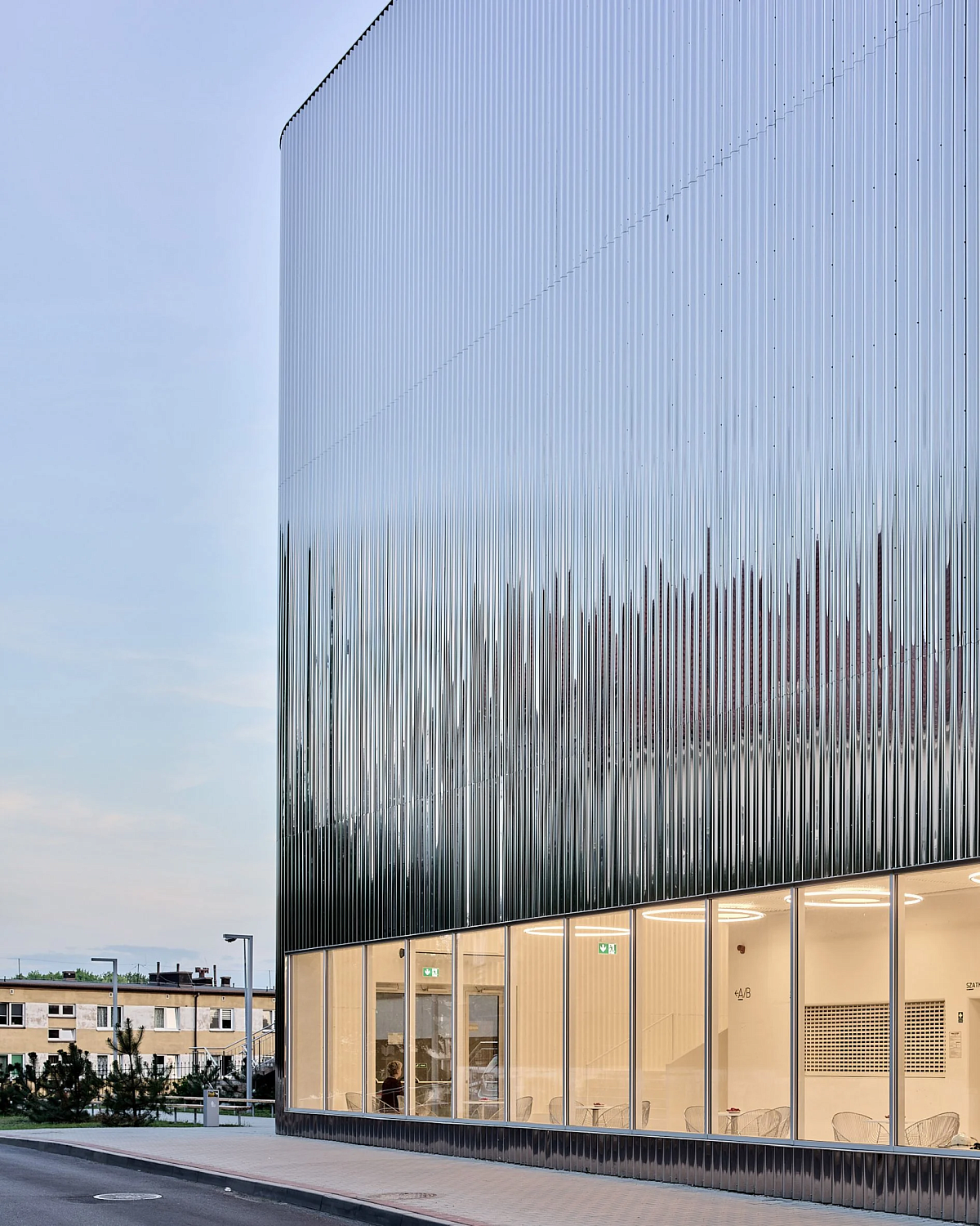 SLAS Architekci окутывает польский концертный зал зеркальным стальным фасадом