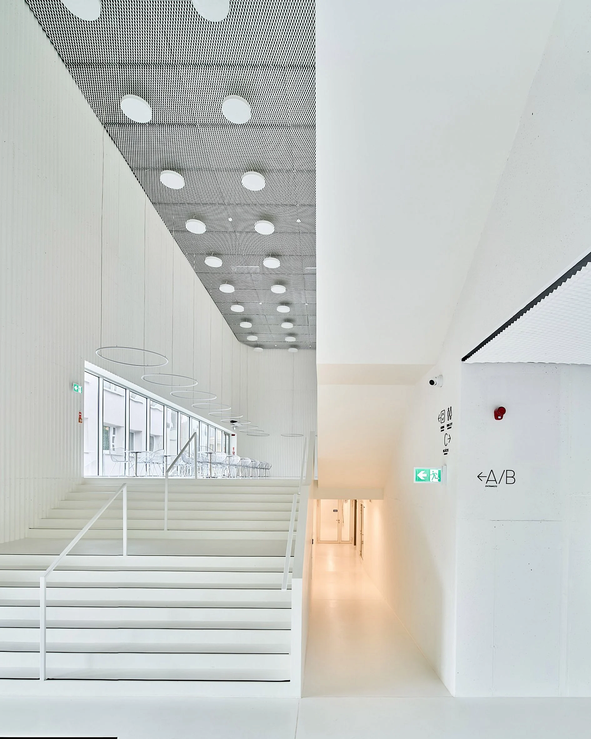 SLAS Architekci окутывает польский концертный зал зеркальным стальным фасадом