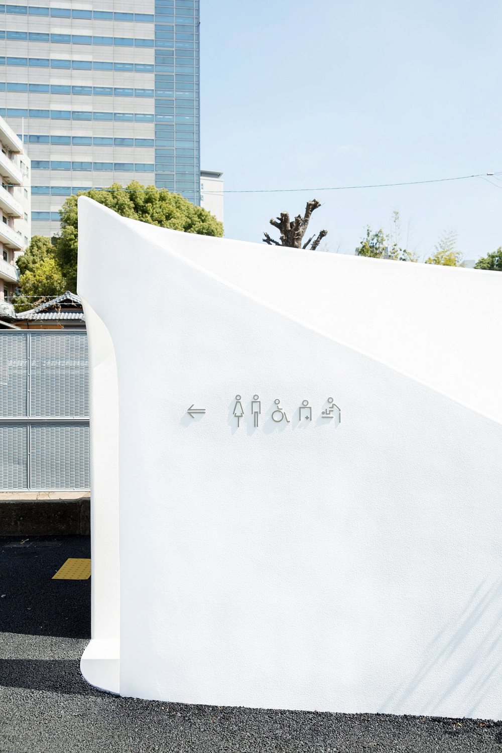 Белоснежный городской туалет от Sou Fujimoto
