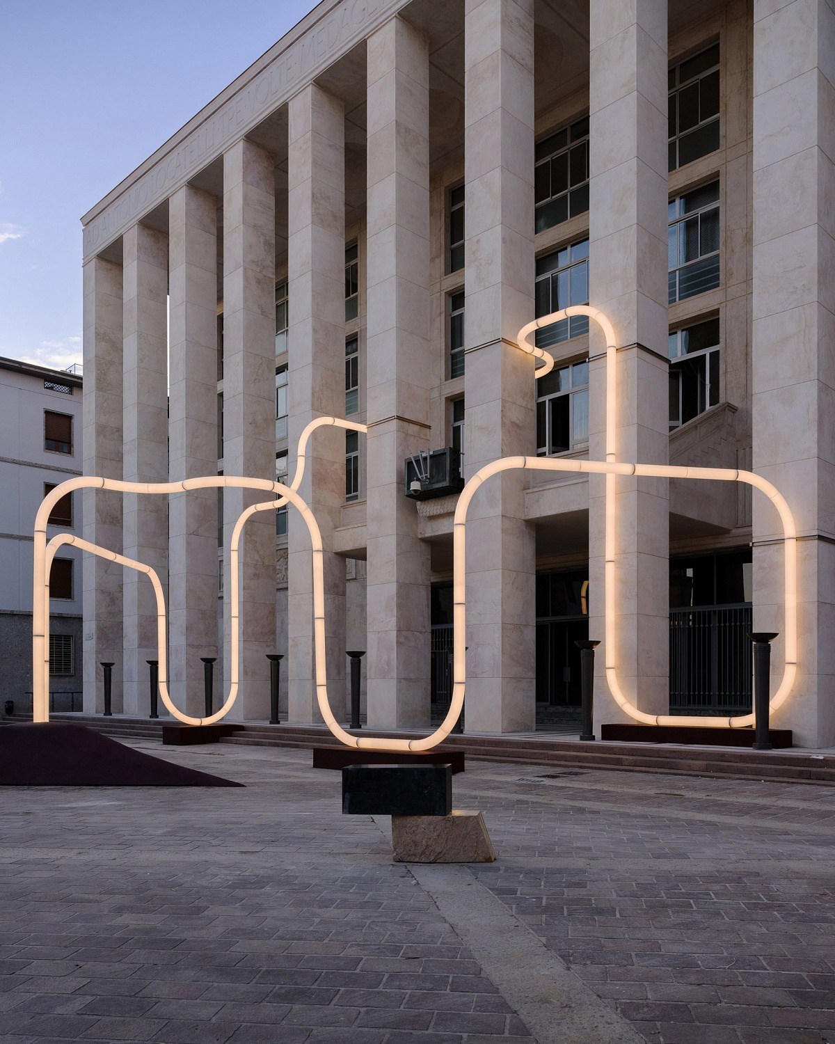 Компания Objects of Common Interest installs установила змееподобное  освещение на площади Бергамо