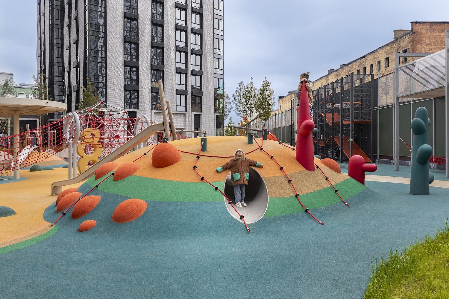 Архитектурное бюро UTRO создало уникальную детскую площадку для ЖК Метрополия, г. Москва